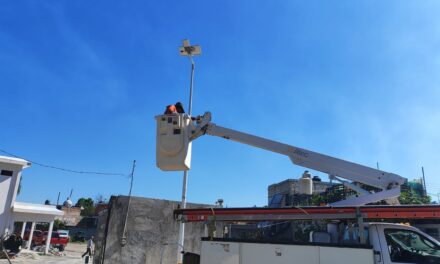 Avanza Gobierno de Xalisco con instalación de lámparas LED y solares