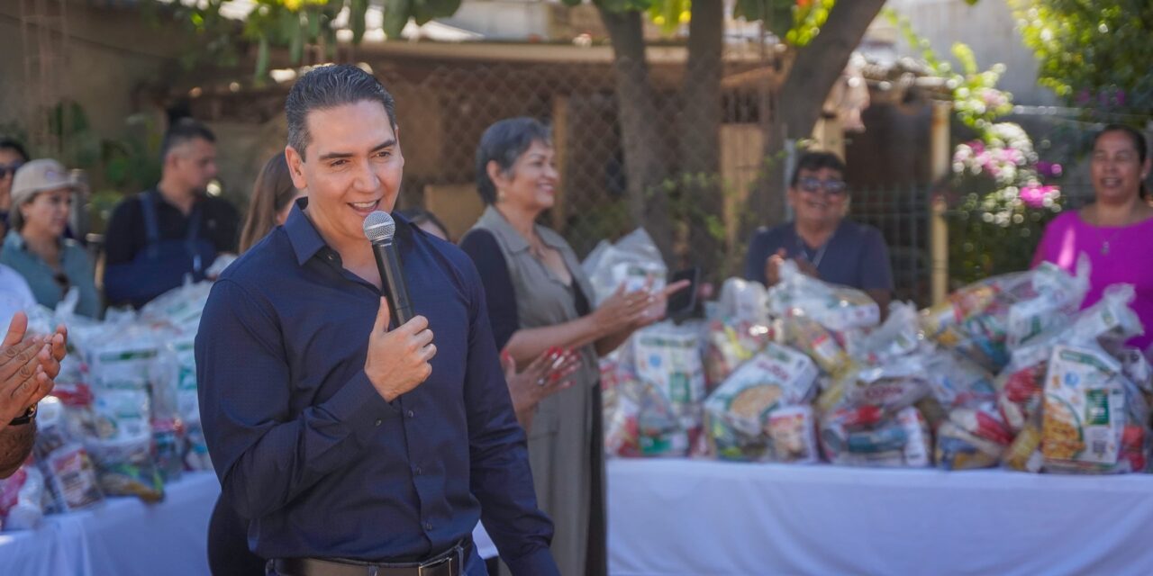 Héctor Santana reafirma su compromiso con Jarretaderas y entrega apoyo alimentario a las familias