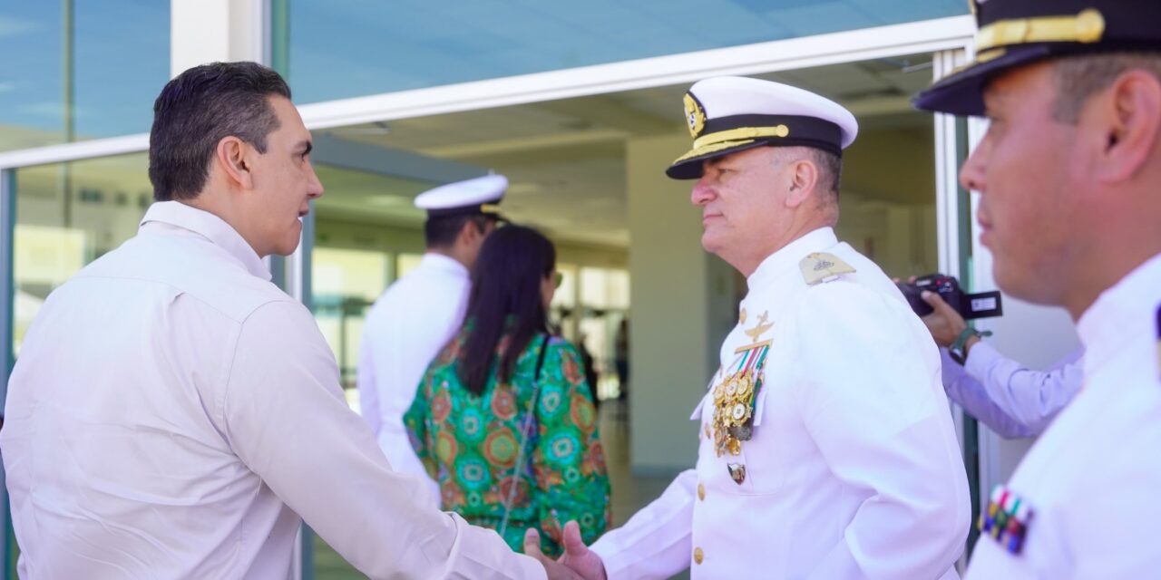 Héctor Santana asiste a la ceremonia de cambio de mando en la Zona Naval de Boca de Chila