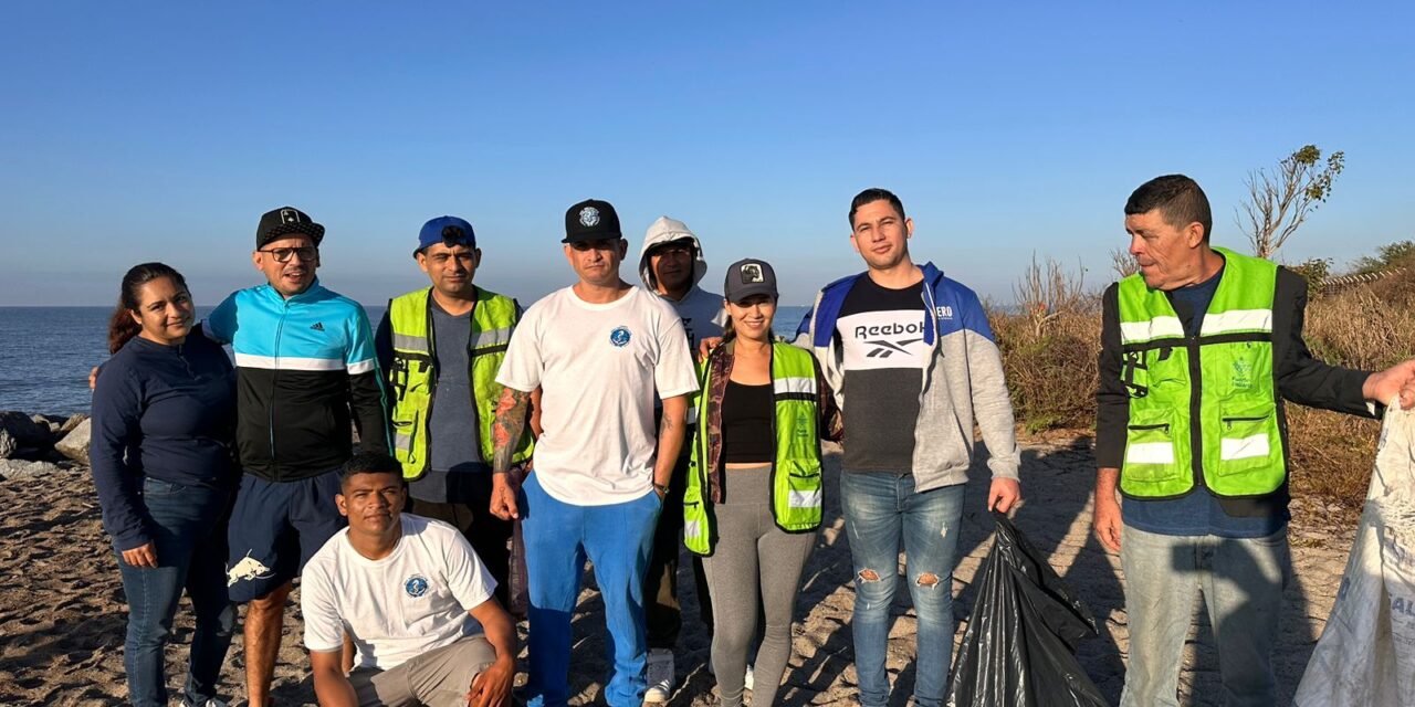 Exitosa la limpieza de playa de Boca Negra en Marina Vallarta