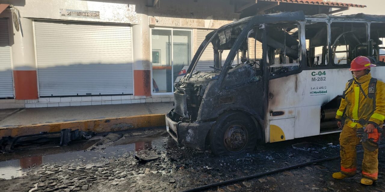 Controlan bomberos incendio de transporte público; chofer y diez pasajeros resultaron ilesos