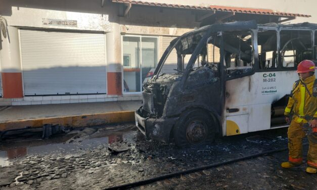 Controlan bomberos incendio de transporte público; chofer y diez pasajeros resultaron ilesos