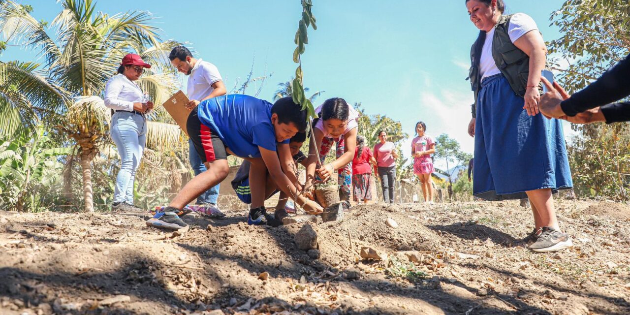 HÉCTOR SANTANA INICIA ARBORIZACIÓN EN SANTA ROSA TAPACHULA EN EL DÍA MUNDIAL DE LA TIERRA