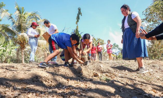HÉCTOR SANTANA INICIA ARBORIZACIÓN EN SANTA ROSA TAPACHULA EN EL DÍA MUNDIAL DE LA TIERRA
