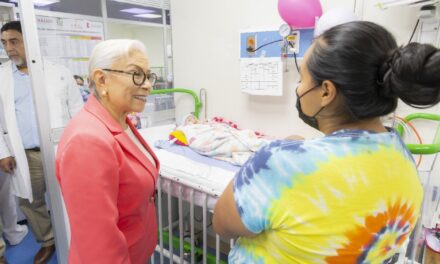 LLEVA BEATRIZ ESTRADA ALEGRÍA Y ESPERANZA A NIÑAS Y NIÑOS EN EL HOSPITAL IMSS