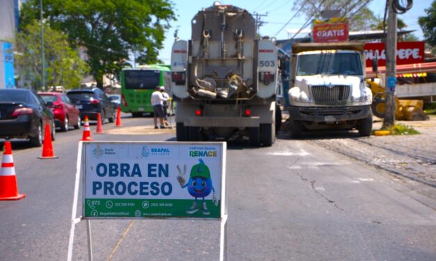 REPARA SEAPAL LÍNEA DE DRENAJE EN LA AVENIDA FRANCISCO VILLA
