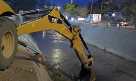 ARDUA LIMPIEZA Y DESAZOLVE EN CANAL CERCA DEL CUCOSTA