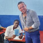 El Poeta Raúl Gibrán Lleva la Voz de Puerto Vallarta a TresContinentes en Gira Internacional