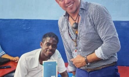 El Poeta Raúl Gibrán Lleva la Voz de Puerto Vallarta a TresContinentes en Gira Internacional