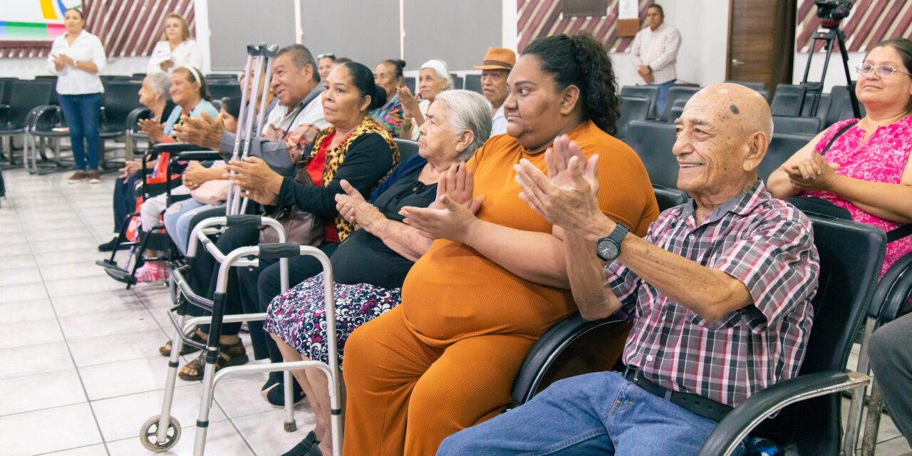 Entrega Beatriz Estrada aparatos de movilidad asistida