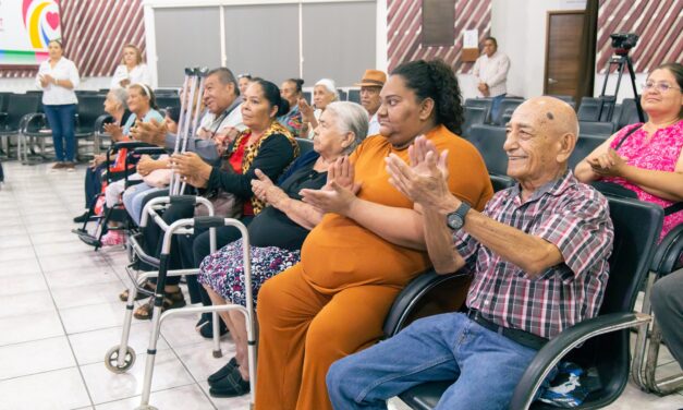 Entrega Beatriz Estrada aparatos de movilidad asistida