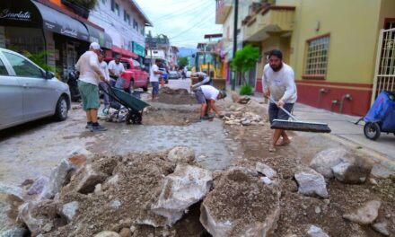 Atiende Seapal socavón ocasionado por la ruptura de una tubería en la calle Jacarandas