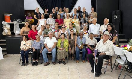 Celebra DIF aniversarios de grupos de la tercera edad