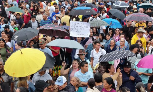 En Nayarit: Deportistas y cientos de nayaritas marchan a favor de la construcción del Estadio Nicolás Álvarez Ortega.
