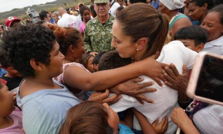 Siempre vamos a estar cerca de la gente, nunca los vamos a dejar”: Presidenta supervisa comunidades de Oaxaca afectadas por huracán Erick