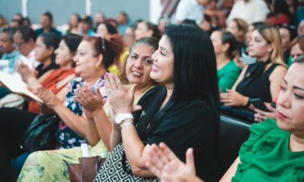 POR SU EJEMPLO DE SERVICIO, BEATRIZ ESTRADA RECONOCE AÑOS DE LABOR A PERSONAL DEL DIF NAYARIT
