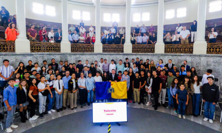 Abandera Pablo Lemus, Gobernador de Jalisco, a estudiantes que participarán en competencia internacional de matemáticas en Singapur