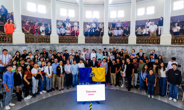 Abandera Pablo Lemus, Gobernador de Jalisco, a estudiantes que participarán en competencia internacional de matemáticas en Singapur