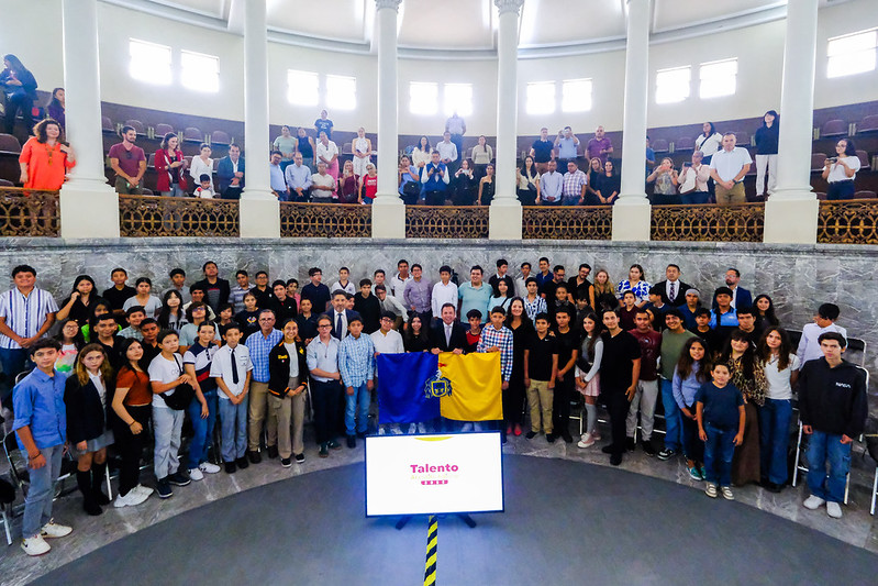 Abandera Pablo Lemus, Gobernador de Jalisco, a estudiantes que participarán en competencia internacional de matemáticas en Singapur