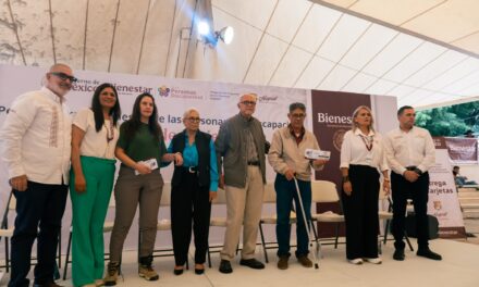 Entregan Miguel Ángel Navarro y Beatriz Estrada 861 pensiones del Bienestar a personas con discapacidad en Tepic
