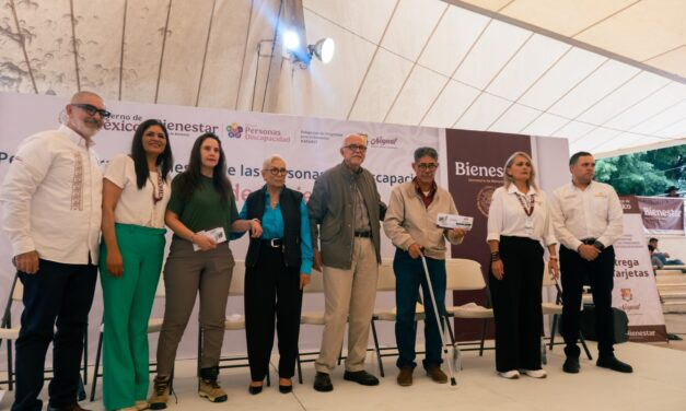 Entregan Miguel Ángel Navarro y Beatriz Estrada 861 pensiones del Bienestar a personas con discapacidad en Tepic