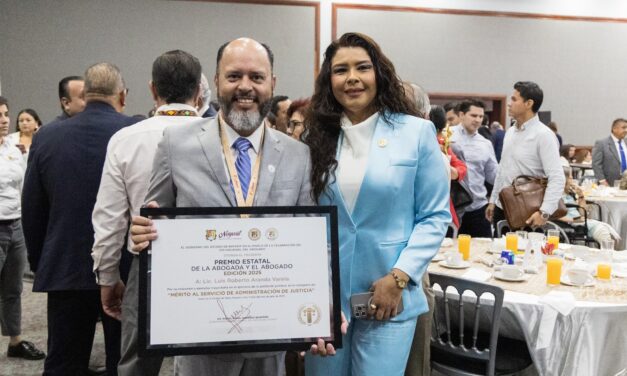 Reconocen trayectoria del juez Aranda Varela en el marco del Premio Estatal del abogado
