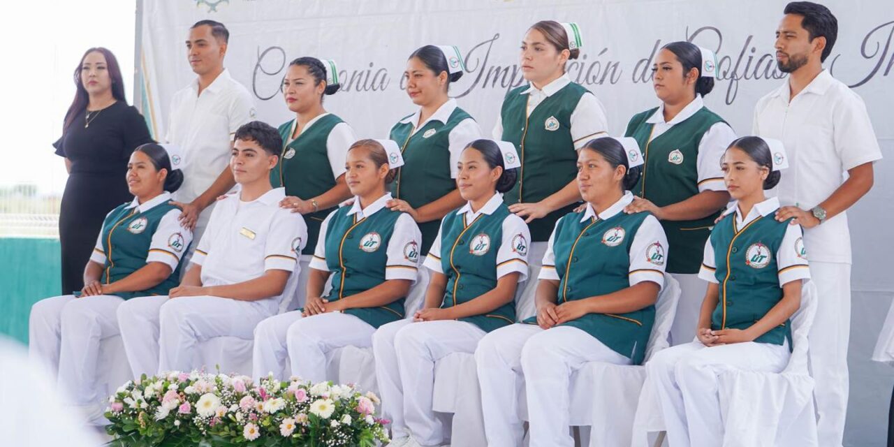 Encabezan Ceremonia de Cofias e Insignias de egresados de Enfermería en la Universidad Tecnológica de la Sierra