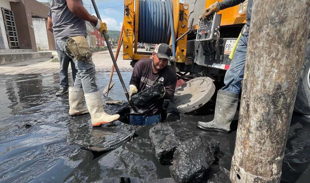 SIAPA TEPIC ALERTA SOBRE OBSTRUCCIÓN EN ALCANTARILLA; ¡CUIDEMOS NUESTRA CIUDAD