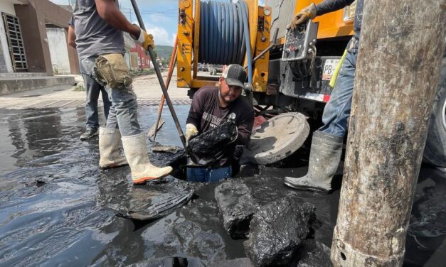 SIAPA TEPIC ALERTA SOBRE OBSTRUCCIÓN EN ALCANTARILLA; ¡CUIDEMOS NUESTRA CIUDAD