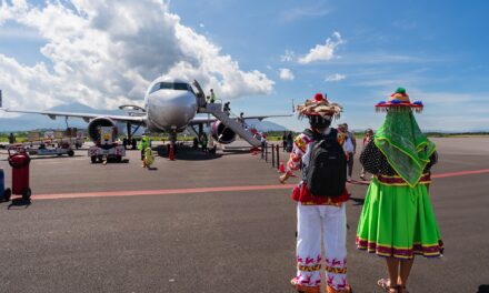 Así se vivió el arribo del primer vuelo Los Ángeles–Tepic.