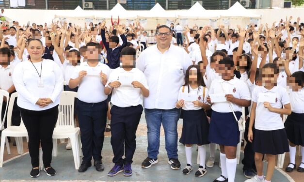 DIF y Gobierno Municipal entregan becas PROBEC a 2 mil niñas y niños de la zona urbana