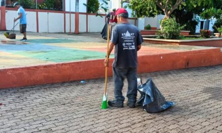 Servicios Públicos mantiene limpieza continua en espacios comunitarios de Compostela