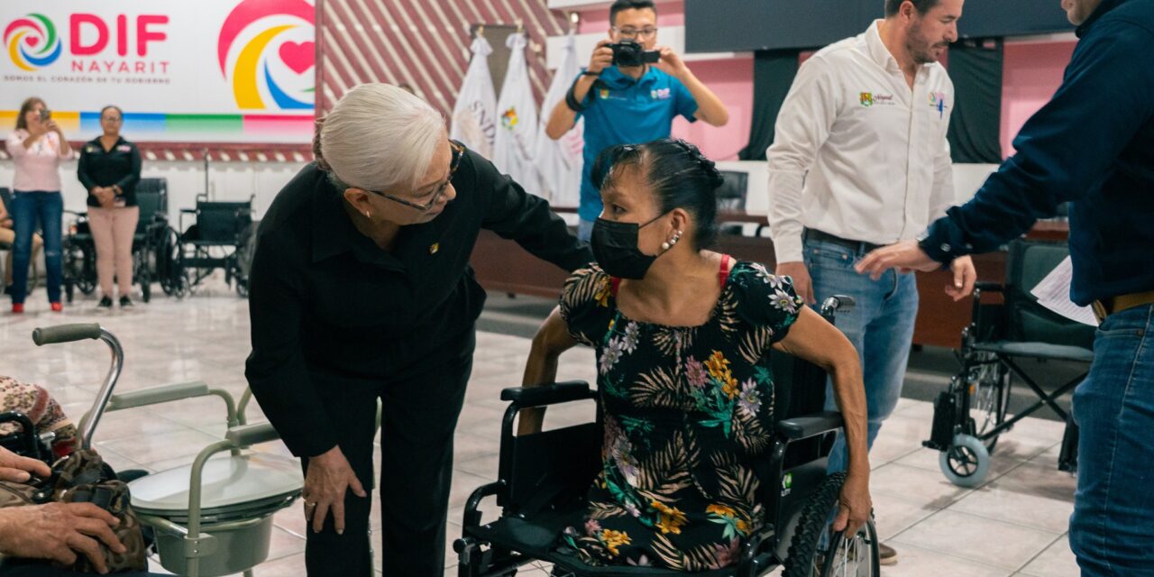 Entrega Beatriz Estrada aparatos de movilidad y prótesis que transforman vidas