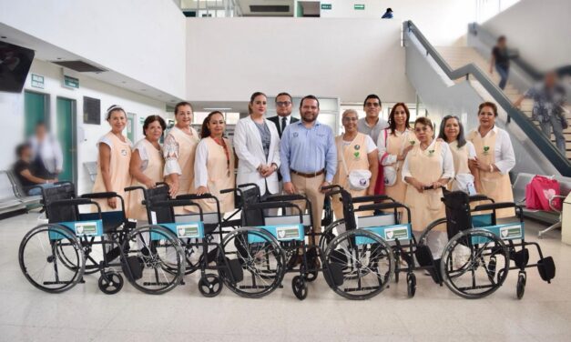 Voluntariado IMSS Nayarit entrega sillas de ruedas al HGZ No. 1 en apoyo a la población usuaria