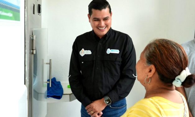 REINAUGURA CARLOS RUIZ EL GOGOMÁTICO EN LA COLONIA BUGAMBILIAS