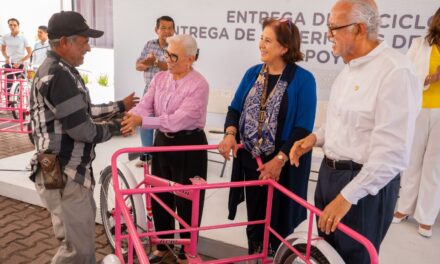 NAVARRO Y BEATRIZ ENTREGAN TRICICLOS, PERMISOS Y APOYOS PARA IMPULSAR LA PROSPERIDAD EN NAYARIT
