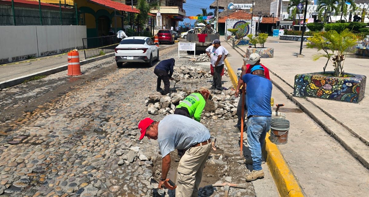 Avanzan trabajos de bacheo y reparación de banquetas en Puerto Vallarta