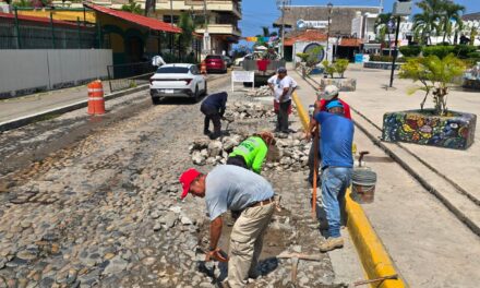 Avanzan trabajos de bacheo y reparación de banquetas en Puerto Vallarta