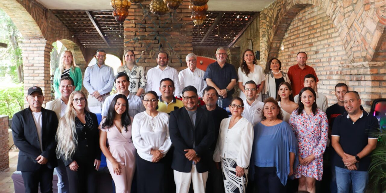 TOMAN PROTESTA LOS MIEMBROS DE LA PRIMERA MESA DIRECTIVA DE CANACO SERVYTUR DELEGACIÓN XALISCO