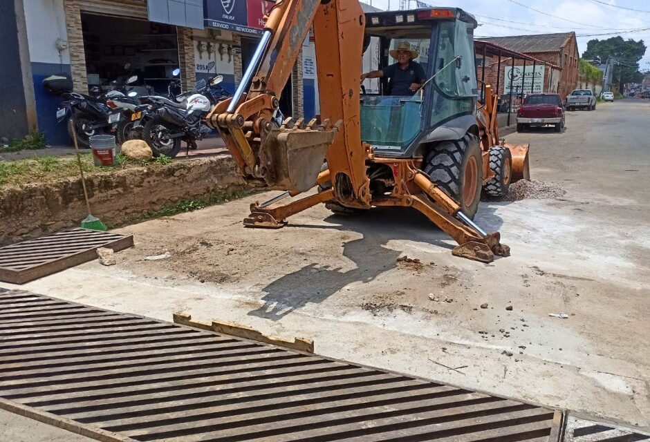 REPARAMOS REJA DE ALCANTARILLA EN EL MALECÓN