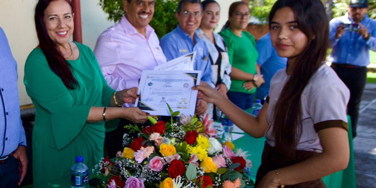 MAESTRA ANABEL GUERRERO ACOMPAÑA GRADUACIÓN DE SECUNDARIA TÉCNICA NO. 12