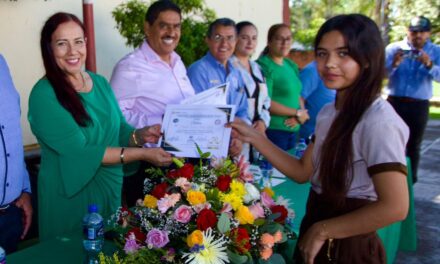 MAESTRA ANABEL GUERRERO ACOMPAÑA GRADUACIÓN DE SECUNDARIA TÉCNICA NO. 12