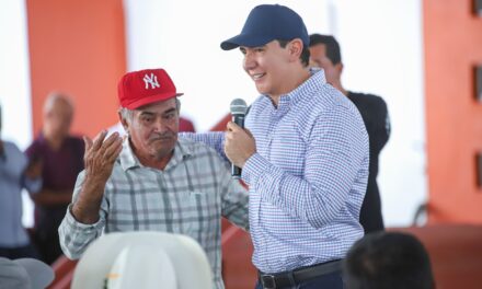 Héctor Santana entrega láminas del programa “Mejora tu Vivienda” a más de 500 familias de Bahía de Banderas
