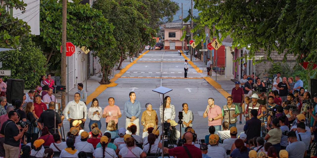 Héctor Santana entrega la nueva calle Independencia en San Vicente