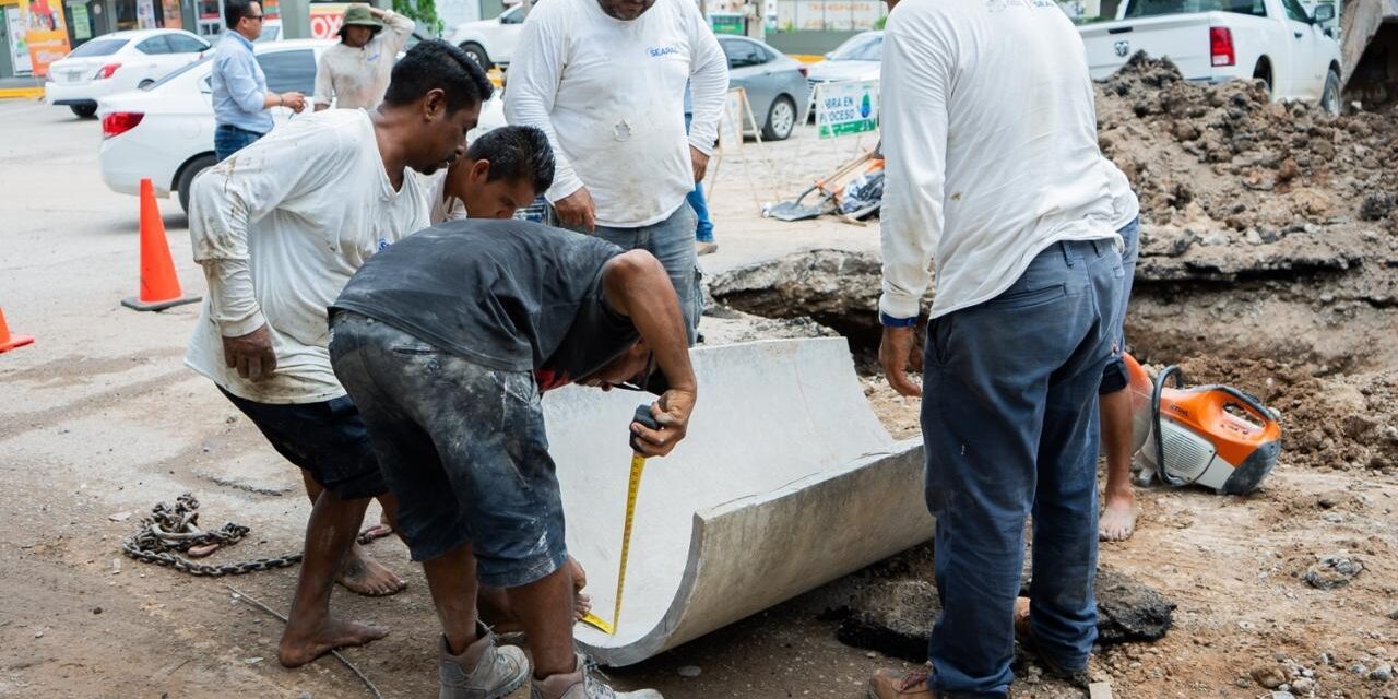 Cuadrillas de SEAPAL, trabajan bajo tierra para restablecer el servicio