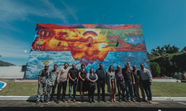 Entrega del mural “Por lo Nuestro a la Universal”