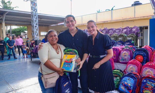Héctor Santana y Margui Zúñiga entregan mochilas y útiles escolares a niños de Bahía de Banderas