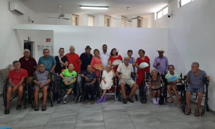 ADULTOS MAYORES DE OLAS ALTAS LLENAN DE MÚSICA Y ALEGRÍA EL CORAZÓN ETERNO