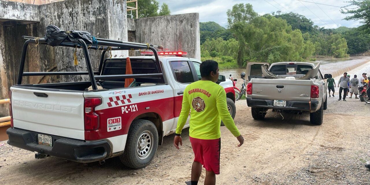 RESCATAN VEHÍCULO EN LAS PALMAS, JALISCO; PASAJEROS DE LA TERCERA EDAD SALVOS