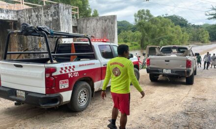 RESCATAN VEHÍCULO EN LAS PALMAS, JALISCO; PASAJEROS DE LA TERCERA EDAD SALVOS